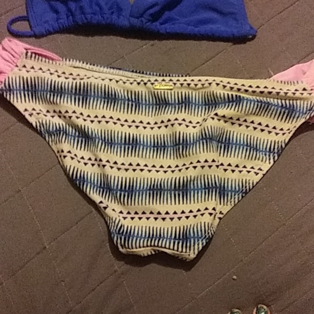 Bikini - Picture 2 of 2